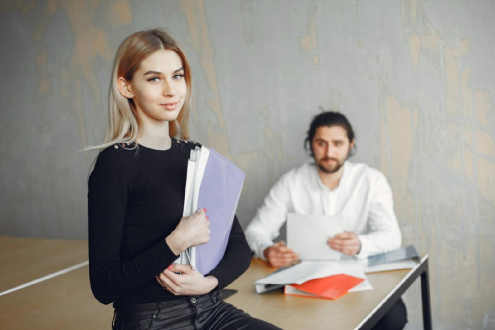 Espace de travail avec ordinateur portable affichant un tableau de bord financier